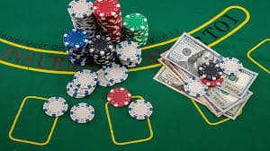Antarmuka mode demo live-dealer dengan meja baccarat dan dealer profesional